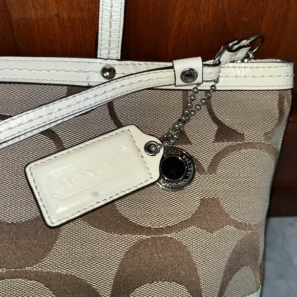 Coach Signature C pattern ivory stripe Like New shoulder bag  ivory leather Trim - Picture 4 of 16